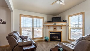 Living area - Centrally Located Cozy Townhome in Fraser (Fraser)