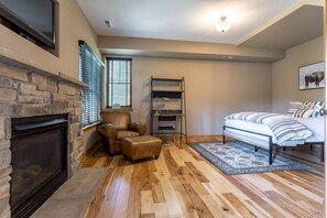 4 bedrooms, desk, iron/ironing board, travel crib