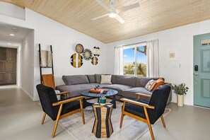 Smart-tv, pejs, bøger, stereoanlæg