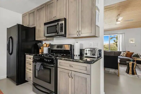 Refrigerador, microondas, horno y parrilla de estufa 