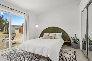 4 habitaciones, escritorio y tabla de planchar con plancha 