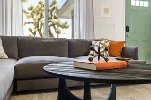 Smart TV, chimenea, libros y estéreo 