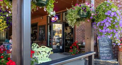 Mad Moose Retreat: Gorgeous Condo by Grand Lake!