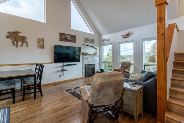 تلفزيون ذكي، مدفأة، ألعاب فيديو، مشغل دي في دي