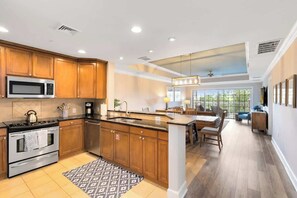 Coffee/tea maker, fridge, microwave, oven - Inviting vacation spot at Reunion Resort close to (Four Corners)