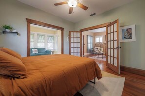 3 habitaciones, escritorio y tabla de planchar con plancha