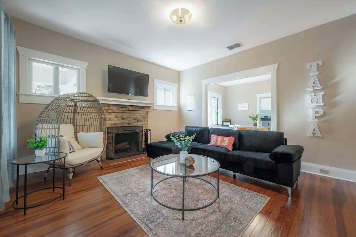 Una televisión, una chimenea, una oficina