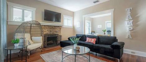 Una televisión, una chimenea, una oficina