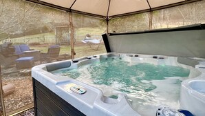 Un jacuzzi bajo un toldo con control de temperatura digital.