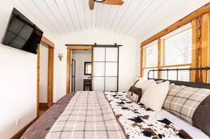 4 bedrooms, desk, soundproofing, iron/ironing board - Golden Acres Ranch Hot Tub,Game Room, Creek & Mtn View. 8m from DT Highlands (Highlands)