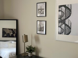 2 bedrooms, desk, iron/ironing board, travel cot - Chic, Simple, Clean Westerville Flat (Westerville)