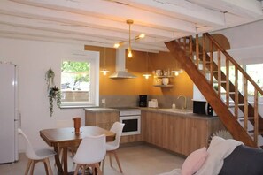 Réfrigérateur, four à micro-ondes, un four, surface de cuisson