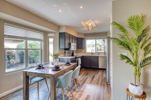Microwave, oven, stovetop, dishwasher - Garden view home - near major higways w/high chair, pack&play, baby bathtub ways (Phoenix)