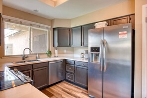 Mikrobølgeovn, ovn, kokeplater og oppvaskmaskin