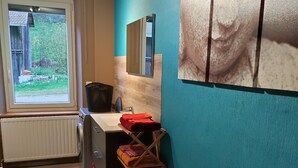 Una cocina moderna con ventana, un lavamanos y un tendedero.