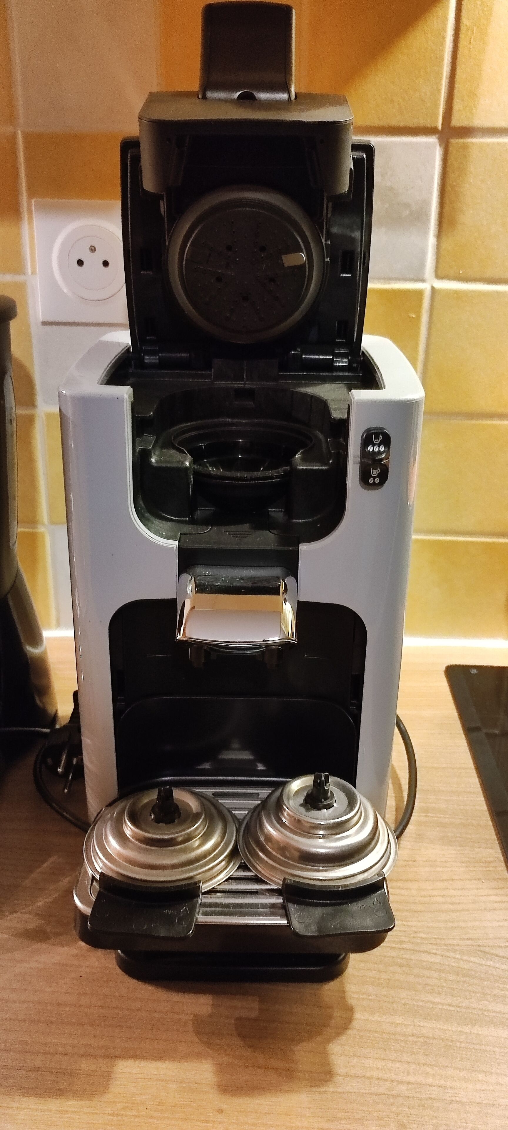 Eine Kaffeemaschine mit Auffangbehälter, Bedienfeld und zwei Kaffeekannen.