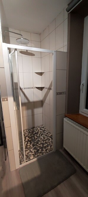 Dusche, Haartrockner, Toilettenpapier