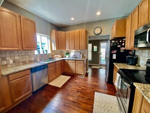 Kjøleskap, mikrobølgeovn, ovn og kokeplater