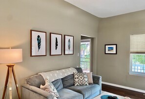 Smart TV, fireplace, books, stereo