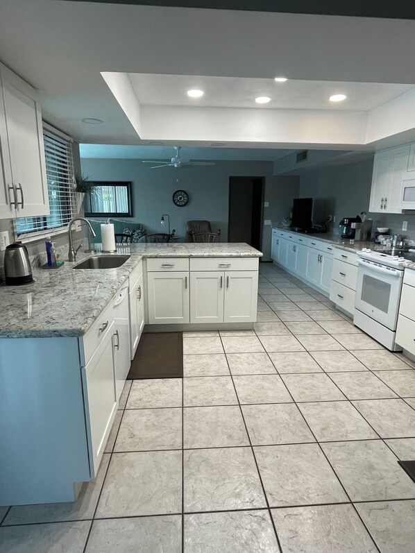 Kylskåp, mikrovågsugn, ugn och spishäll