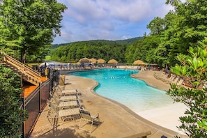 Seasonal outdoor pool - Golf Club Villas (Marble Hill)