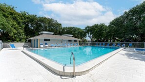 Una piscina al aire libre, una piscina climatizada