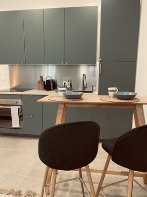 Fridge, oven, stovetop, dishwasher - Au cœur de Marseille : Élégant appartement (Marseille)