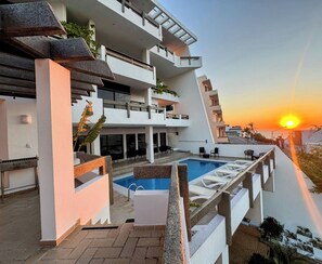 A modern multi-story building with a rooftop pool and outdoor seating. - Casa Blanca By Hotel Hacienda (Mazatlán)