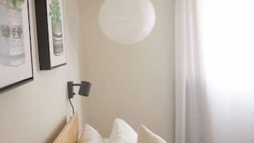 2 habitaciones, escritorio y tabla de planchar con plancha