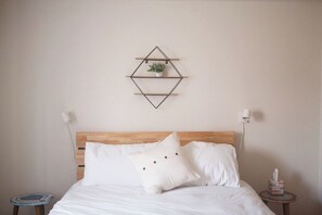 2 chambres, bureau, fer et planche à repasser, lit parapluie