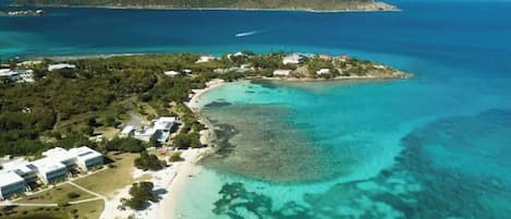 Una spiaggia nelle vicinanze