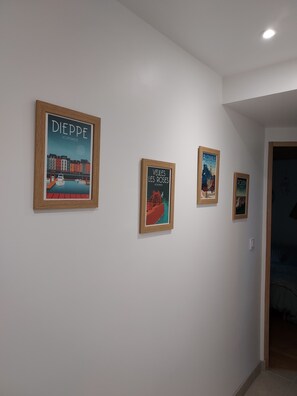 2 soverom, skrivebord, strykejern/-brett og reiseseng for barn