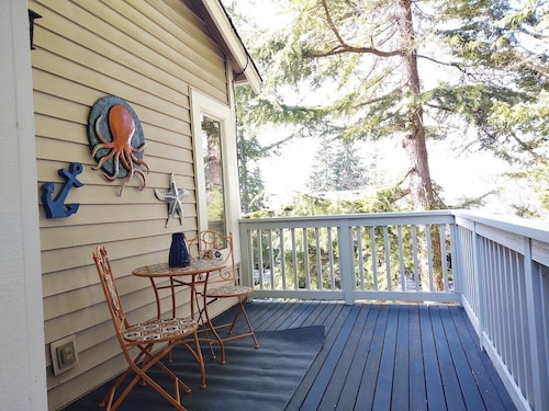 Beautiful, secure, private townhouse in Silverdale.