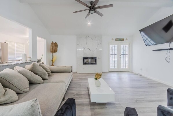 Smart TV, fireplace, table tennis, stereo