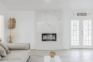 Smart TV, chimenea, tenis de mesa y estéreo 