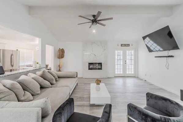 Smart TV, chimenea, tenis de mesa y estéreo 