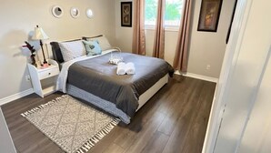 Una camera da letto con un letto, un comodino, una lampada e un tappeto decorato.