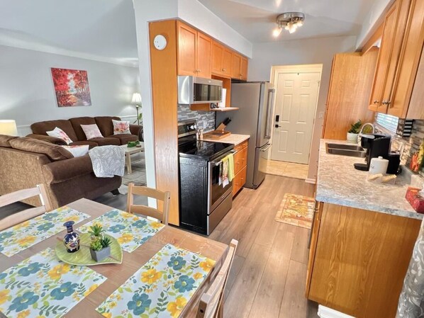 Kjøleskap, mikrobølgeovn, ovn og kokeplater