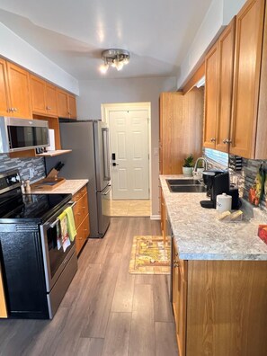 Kjøleskap, mikrobølgeovn, ovn og kokeplater