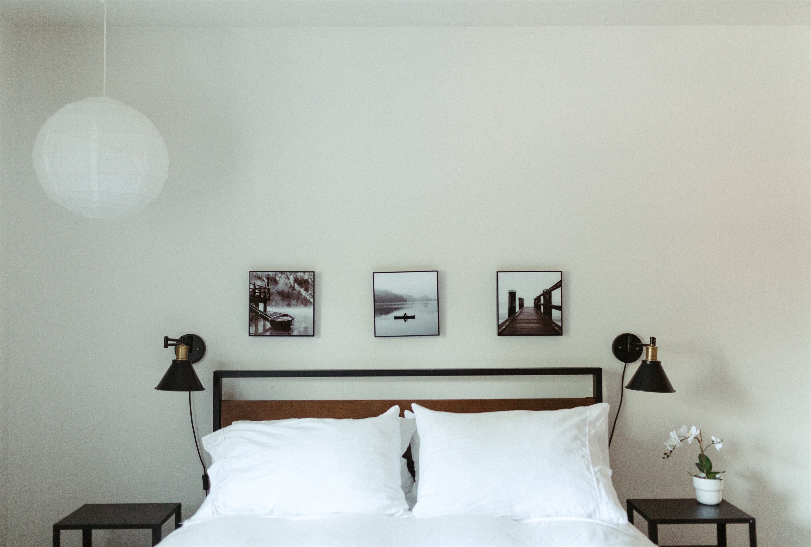 2 habitaciones, escritorio y tabla de planchar con plancha 