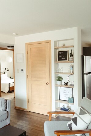 2 Schlafzimmer, Schreibtisch, Bügeleisen/Bügelbrett, Reisekinderbett