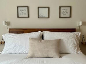 2 間睡房、書桌、熨斗/熨衫板、可攜式嬰兒床