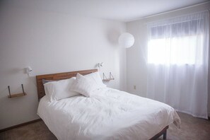 2 bedrooms, desk, iron/ironing board, travel cot