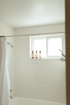 Ensemble baignoire-douche, séchoir à cheveux, serviettes fournies