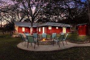 Property grounds - 4 Acre Farmhouse By Gruene - Min. to Guadalupe River + Tube Rental - Games - Firepit - Grill (New Braunfels)