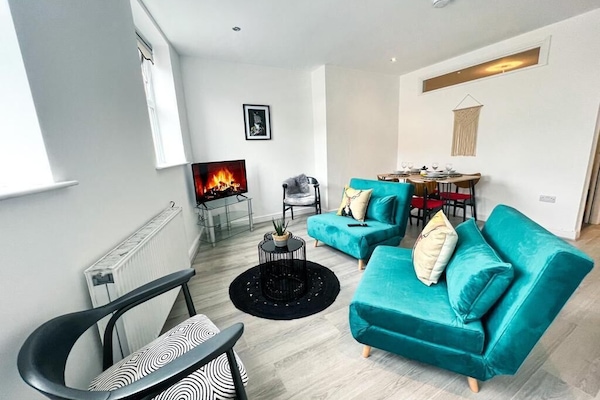 Apartment | Wohnbereich | 40-Zoll-Smart-TV mit Satellitenempfang, Fernseher