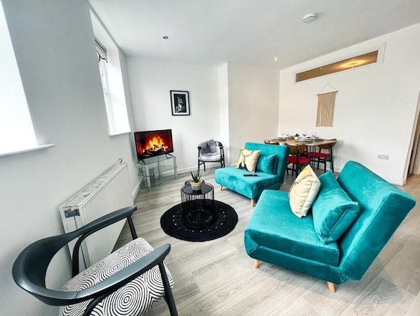 公寓 | 客廳 | 40 吋智能電視連衛星電視頻道、電視