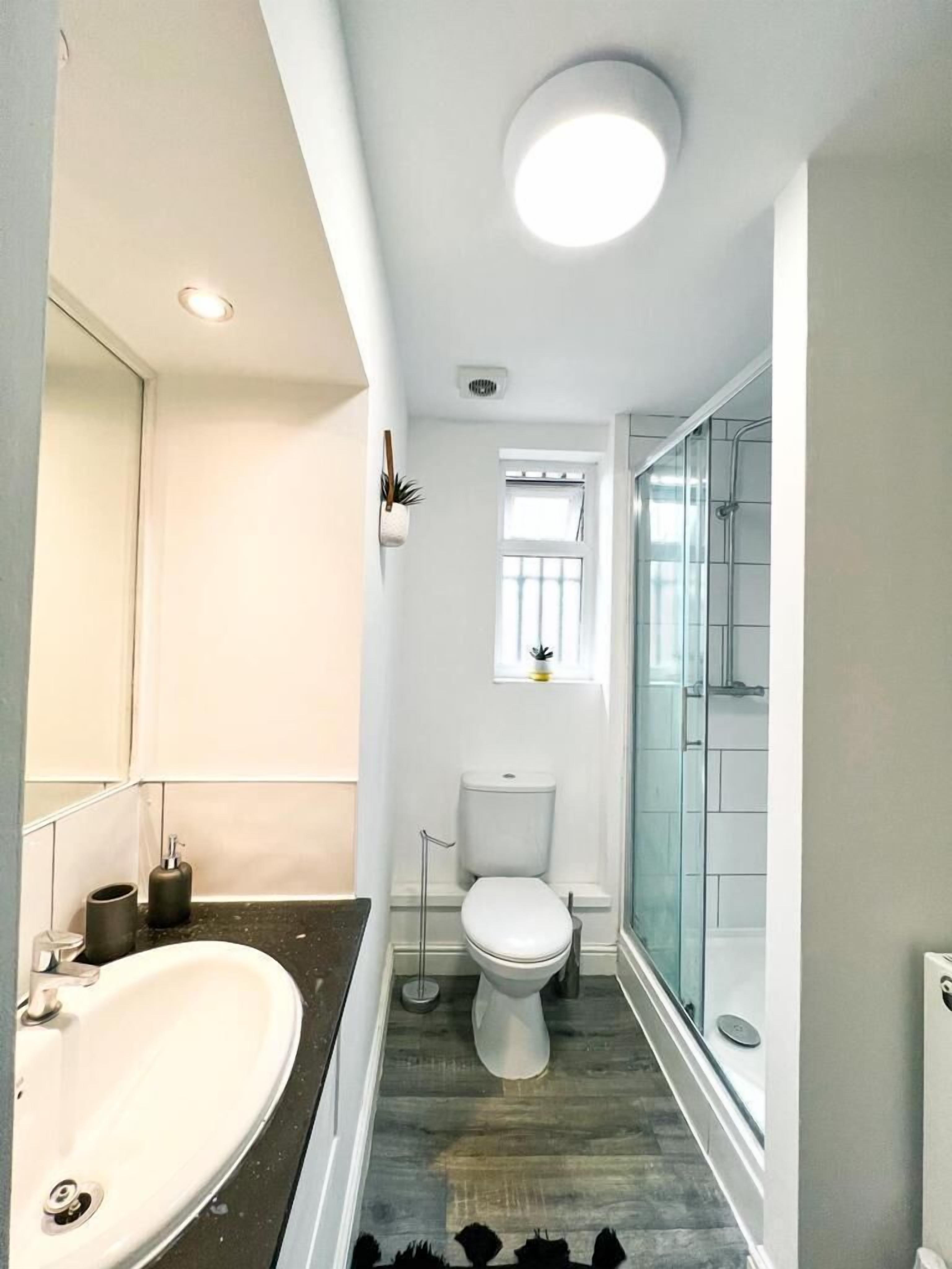 Dusche, kostenlose Toilettenartikel, Haartrockner, Handtücher