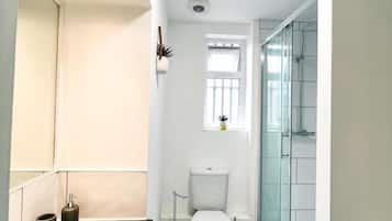 Dusche, kostenlose Toilettenartikel, Haartrockner, Handtücher