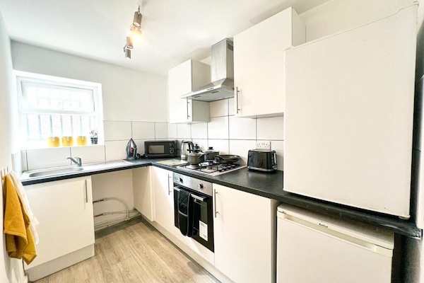 Apartemen | Dapur pribadi | Lemari es besar, microwave, ketel listrik, dan pemanggang roti